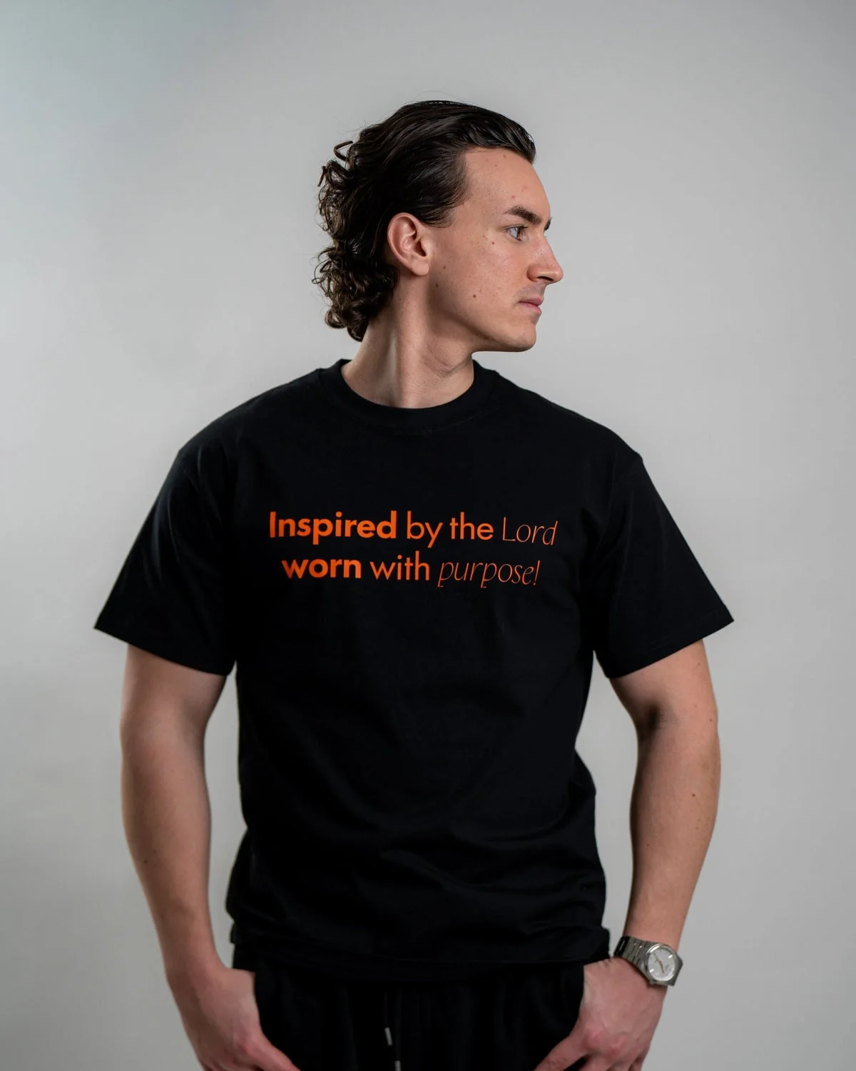 Fotografie de produs Lord Inspired: un model poartă un tricou oversized